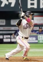 　９回ソフトバンク１死一、二塁、近藤が右越えに逆転サヨナラ二塁打を放つ＝みずほペイペイドーム