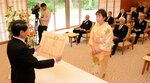平井知事（左）から勲記を受け取る受章者ら＝９日、鳥取市東町１丁目の知事公邸