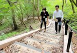 整備された登城路を歩く伊木市長（右）＝２６日、米子市久米町