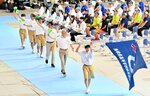 県代表の誇りを胸に行進する鳥取県選手団＝札幌市の北海きたえーる