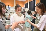 ほろ酔い気分を味わう学生