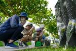 　「慰霊の日」を前に、沖縄戦犠牲者の氏名が刻まれた「平和の礎」を訪れ、手を合わせる遺族＝２２日午後、沖縄県糸満市の平和祈念公園