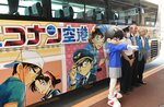 リニューアルしたラッピングバス＝３０日、鳥取砂丘コナン空港