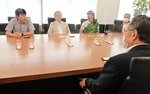 ＮＣＲ指定のため、連携の重要性を説明する高橋社長（左）＝７日、鳥取市役所