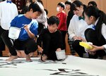 書道部員らに教えてもらいながら好きな言葉を書く児童＝３０日、鳥取市気高町宝木の宝木小