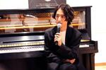 　「かてぃんピアノ」の前で話す角野隼斗＝東京都内