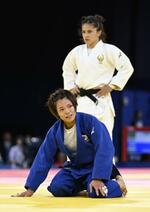　女子５２キロ級２回戦　ウズベキスタン選手（奥）に一本負けした阿部詩＝パリ（共同）