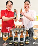 完成した「境港シロネギエール　ねぎ坊主」をアピールする結城会長（左）と中西社長＝１１日、境港市昭和町の鳥取県営境港水産物地方卸売市場