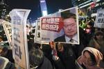 　韓国の尹錫悦大統領の退陣などを求める人たち＝４日、ソウル（共同）