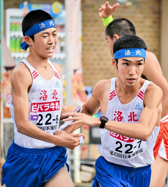 【任せた】最後の力を振り絞ってたすきをつなぐランナー＝三朝町大瀬