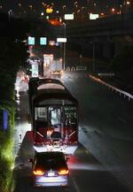 　大型トレーラーに載せられ、真夜中の道路を通る近鉄の新型車両＝３１日未明、大阪府東大阪市