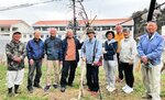 開花を確認して花見を楽しんだ仙英ヶ丘枝垂桜を育てる会のメンバーら＝３月３１日、岩美町浦富