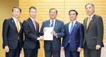 広島県の湯崎英彦知事（左から２人目）らから、ローカル鉄道の存続を求める要望書を受け取る石破首相（中央）＝９日午後、首相官邸