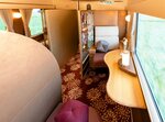 観光列車はなあかりの内装（ＪＲ中国統括本部提供）