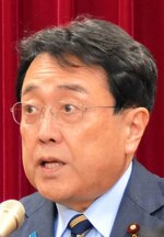 閣議後会見に臨む赤沢氏＝１６日、中央合同庁舎８号館