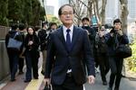 　東京高裁に即時抗告し、引き揚げる世界平和統一家庭連合（旧統一教会）の幹部、近藤徳茂氏＝７日午前、東京・霞が関