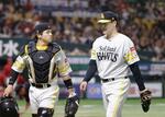 　２回、捕手谷川原とベンチに戻るソフトバンク・有原＝みずほペイペイドーム