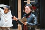 　「ワーカーズ！」のリハーサルでメモ帳を片手に、気付いたことを説明する田中未知子＝２０２５年１月、高松市（撮影・今里彰利）