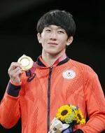 　東京五輪レスリング男子フリー６５キロ級で優勝し、金メダルを手にする乙黒拓斗＝２０２１年８月、幕張メッセ