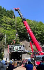 クレーンでつり上げられた水圧鉄管弁＝１０日、江府町の俣野川発電所