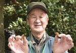 　セミの抜け殻を手にする堀内伸一郎さん＝２０２５年３月、埼玉県蕨市