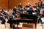 ソリストに原さんを迎え、熱の入った演奏を披露するオーケストラ