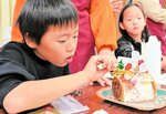 真剣な表情でケーキを飾り付ける子ども