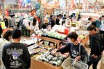 大勢の来店客でにぎわう道の駅「ほうじょう」＝３日、北栄町国坂