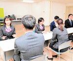 新聞記事を基に会話を繰り広げる受講者