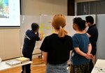 街路樹にイチョウが植えられている理由について、各自の考察を比較する参加者（前列）＝１６日、鳥取市役所市民交流センター