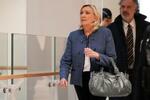 　フランス・パリの裁判所に到着した極右政党指導者のマリーヌ・ルペン氏（左）＝３月３１日（ＡＰ＝共同）