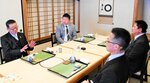 会員との懇親会に出席した松井氏（左）＝６日、米子市明治町の米子ワシントンホテルプラザ