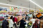 多くの買い物客でにぎわう店内＝４日、米子市淀江町西原の業務スーパーよどえ店