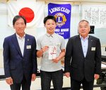 笹間会長（左）から寄付金を受け取った岡村さん（中央）