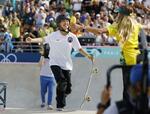 　女子ストリート決勝の演技を終え、喜ぶ吉沢恋。金メダルを獲得した＝パリ（共同）