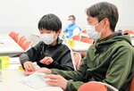ゲームでお金のやり取りをする親子
