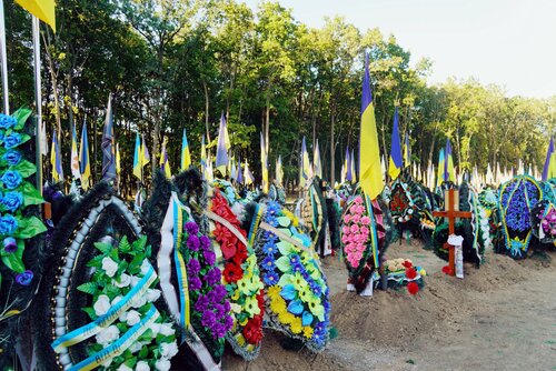 クロピヴニツキーにある戦死者の墓地。墓にウクライナ国旗が立てられている（ＥＲＩＫＯさん提供）