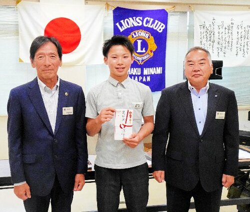 笹間会長（左）から寄付金を受け取った岡村さん（中央）