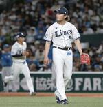 　９回を投げ終え、ベンチに戻る西武・今井＝ベルーナドーム