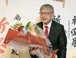 　和歌山県知事選で当選を決め、花束を手に笑顔の宮崎泉氏＝１日夜、和歌山市