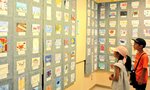 多彩な魚の作品に見入る来館者