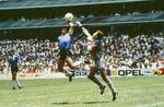 　１９８６年サッカーＷ杯メキシコ大会準々決勝のイングランド戦で「神の手ゴール」を決めるアルゼンチンのマラドーナ（中央）＝メキシコ市（ゲッティ＝共同）