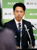 　閣議後に記者会見する小泉農相＝２７日午前、農水省