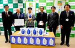 星空舞を寄贈した清水会長（左から２人目）ら＝１１日、鳥取市若葉台北１丁目の鳥取環境大