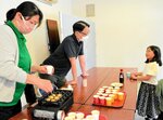 マンボウの腸を使った「マンボウたこ焼き」を振る舞うスタッフ
