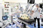 鳥取大医学部付属病院に導入されたヒューゴ＝１７日、米子市西町