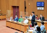 初めての一般質問を行う平井伸治容疑者＝６月２３日、鳥取県議会議場