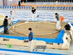 会場の体育館で設置が進む土俵＝１日、新温泉町浜坂の浜坂中
