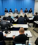 　兵庫県知事の疑惑告発文書問題の調査報告書を提出後、記者会見する第三者委のメンバー＝１９日午後、兵庫県庁