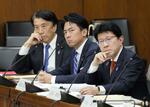 　衆院政治改革特別委で質問を聞く自民党の長谷川淳二氏（手前）ら＝３月